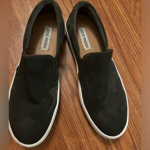 Steve Madden fatigue slip ons